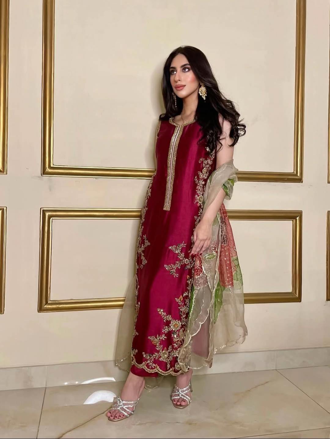 INAYA || DREAMY RED alternate view